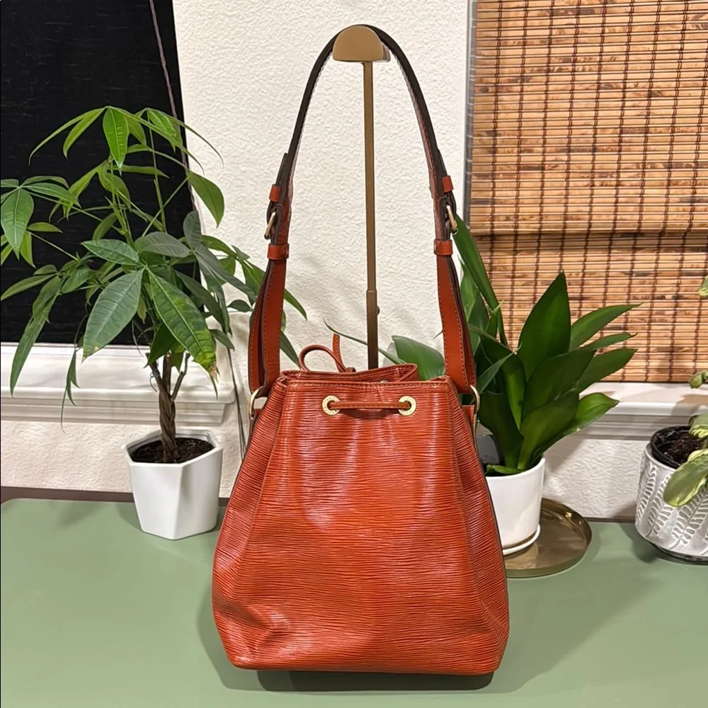 Louis Vuitton Epi Leather Noe MM in Kenyan Fauve - Picture 7 of 15